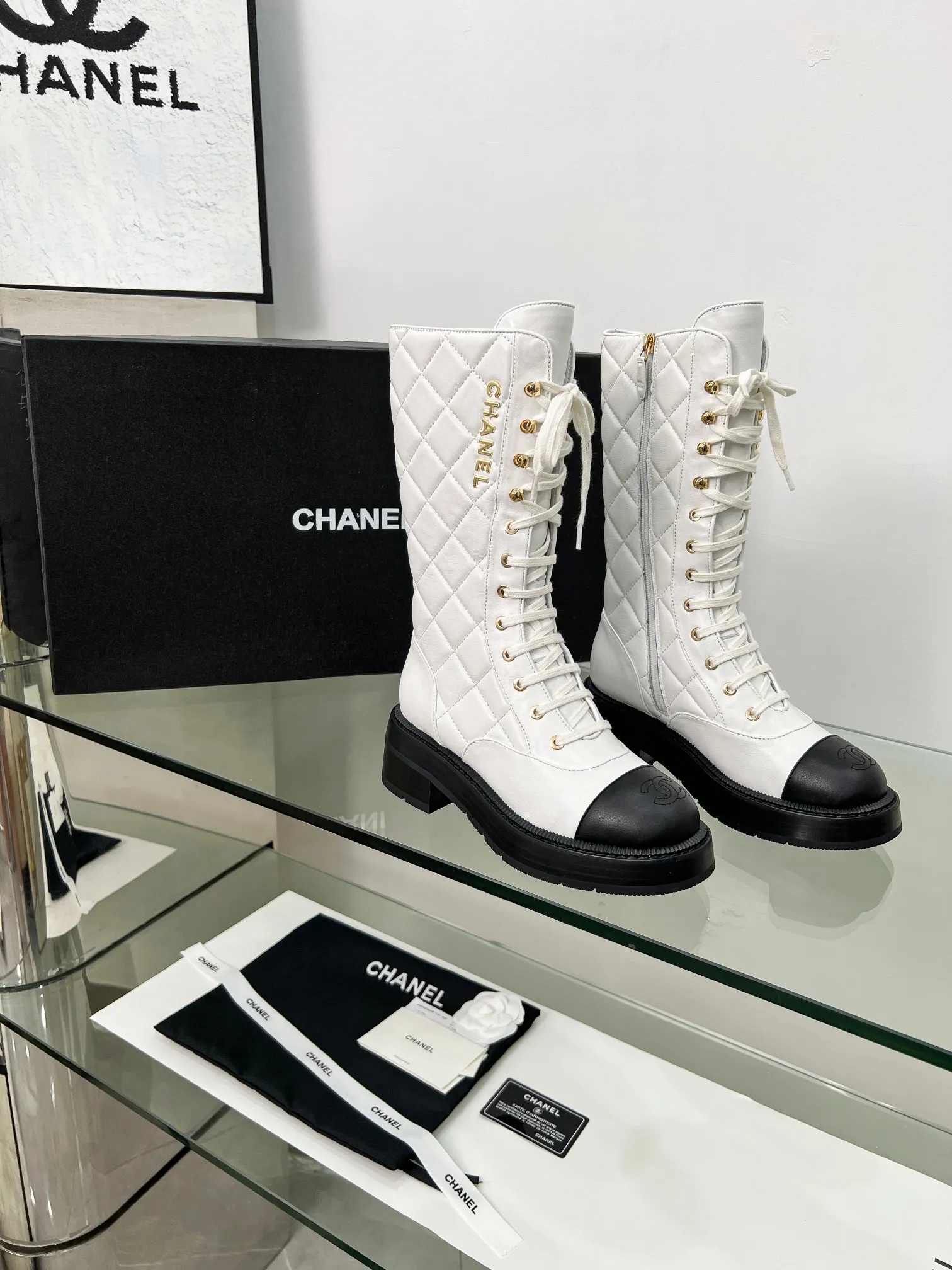👟👟Ex-factory price 840👟👟 2025CHANEL I finally own this pair of Chanel diamond boots💫 Classic diamond pattern with black and white color, fashionable and high-end, and the thick sole is super stable for walking~ It instantly turns into a fashionable and cool cover when you put it on. Who knows the charm of Fragrant Grandma? When I was asked about the link while shopping, I was so happy🥳 Fabric: sheepskin, cow suede Lining: sheepskin Color: black white apricot Code number: 5-40 (41 customized)